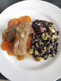 Carne al jugo con ensalada de porotos negros