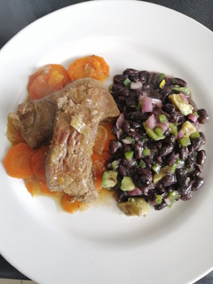Una foto de Carne al jugo con ensalada de porotos negros