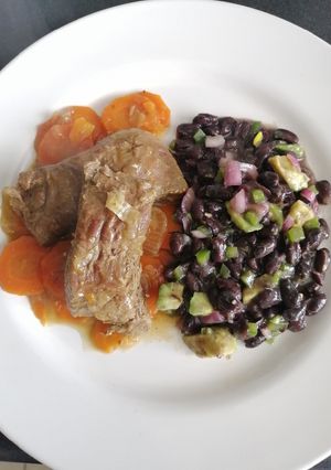 Una foto de Carne al jugo con ensalada de porotos negros