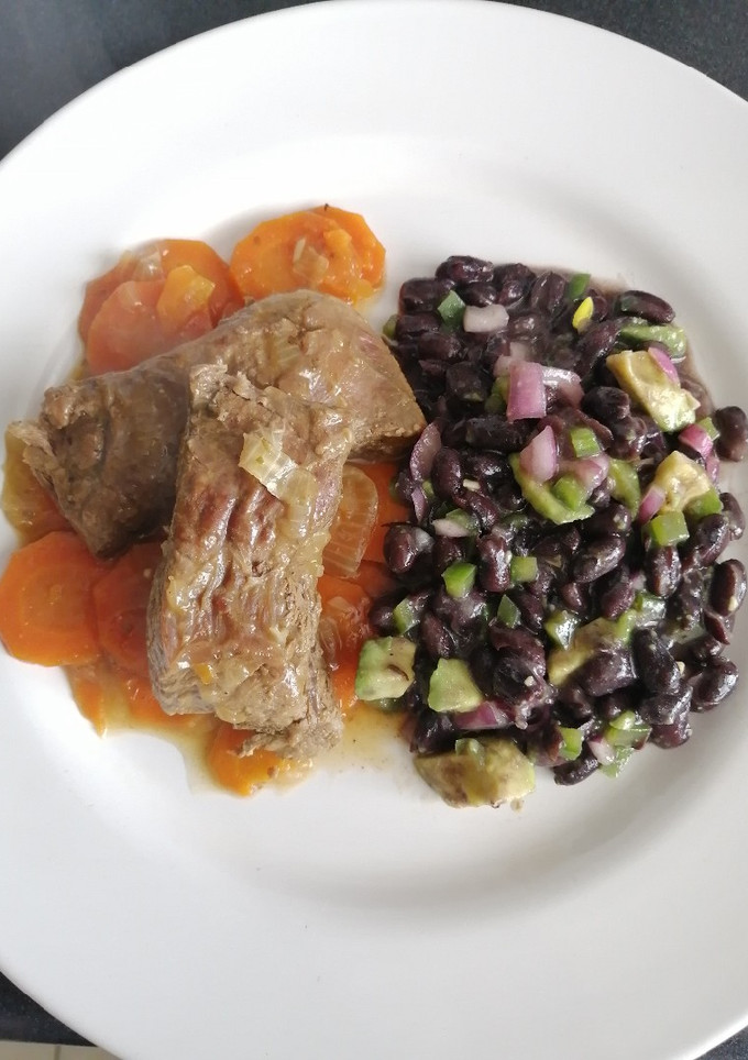 Una foto de Carne al jugo con ensalada de porotos negros