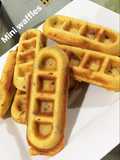Mini waffles de cebolla de rama, tocineta y quesito