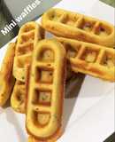Mini waffles de cebolla de rama, tocineta y quesito