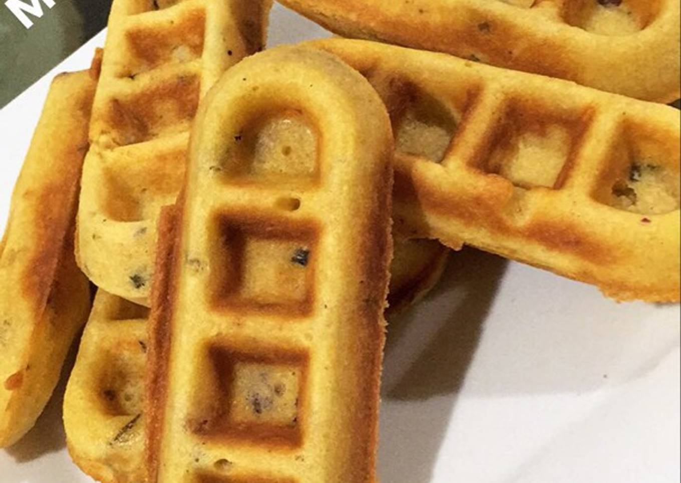 Mini waffles de cebolla de rama, tocineta y quesito