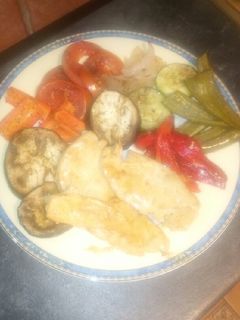 Una foto de Verduras al horno con pollo a la plancha