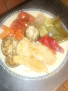 Una foto de Verduras al horno con pollo a la plancha