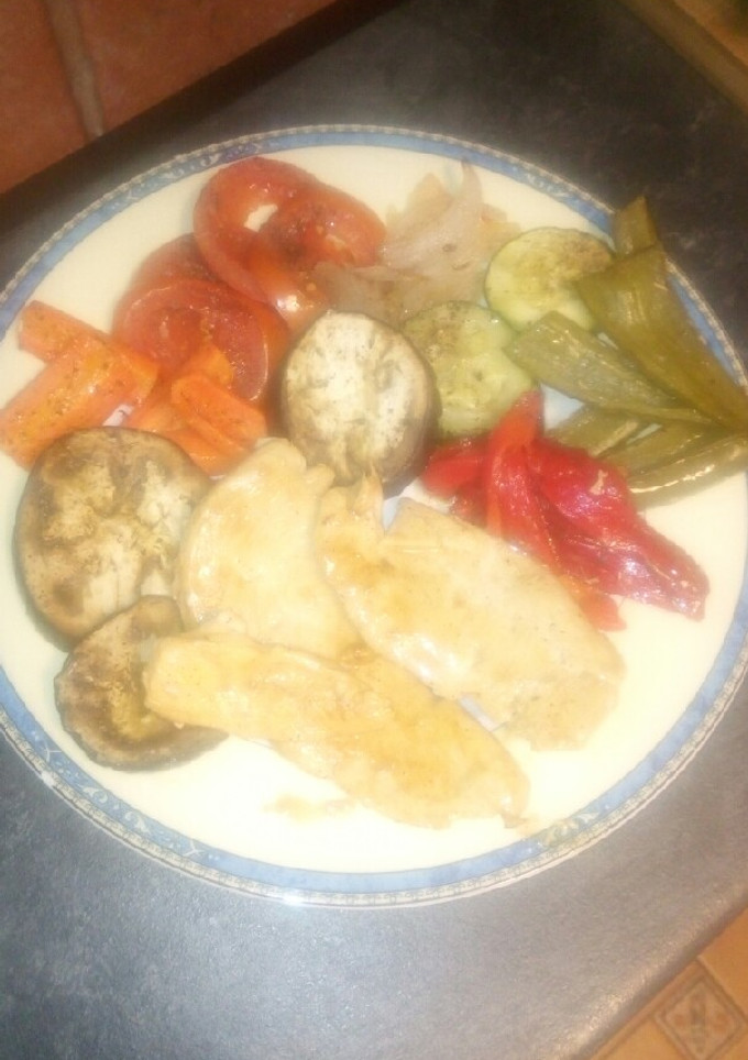 Una foto de Verduras al horno con pollo a la plancha