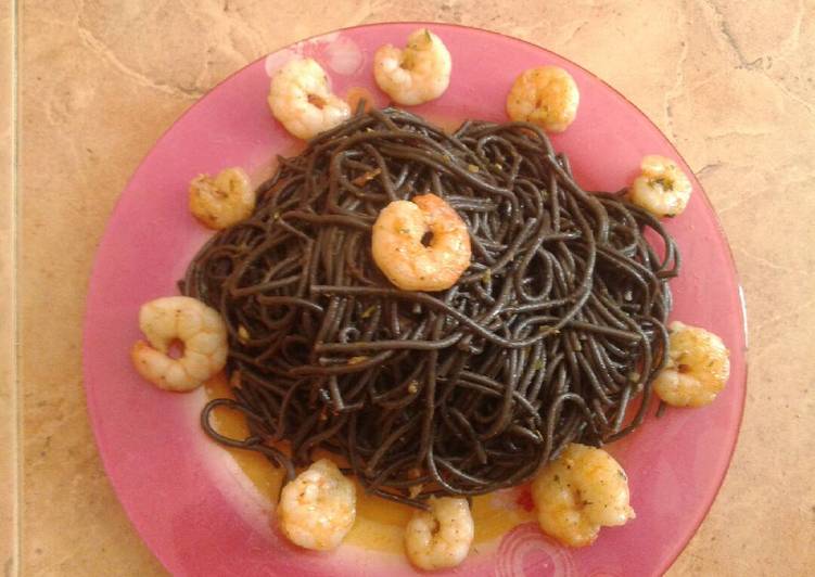 Espaguetis negros con gambas