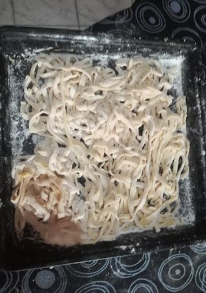 Una foto de Tallarines al huevo caseros, a mano. #micocina