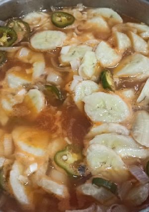 Una foto de Bananos verdes en escabeche con chiles jalapeños
