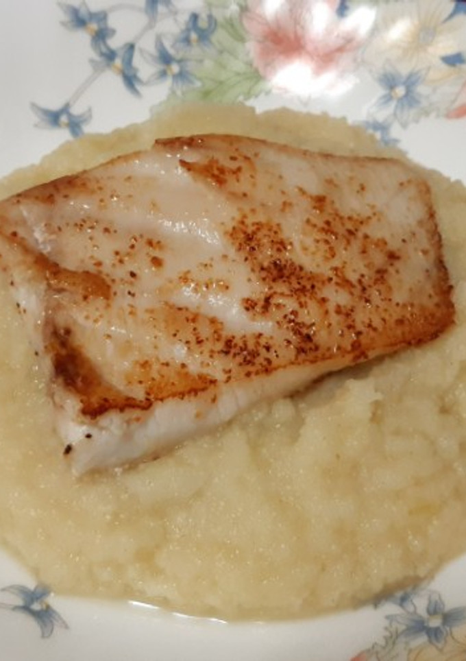 Una foto de Mero a la plancha con puré de coliflor y puerro