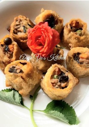 Hình của món Hoành thánh hoa chiên giòn.