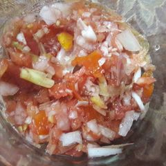 A picture of Hare pyaz aur tamatar ki chutney / spring onion and tomato chutney.