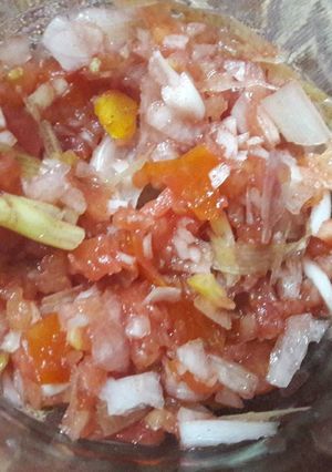 A picture of Hare pyaz aur tamatar ki chutney / spring onion and tomato chutney.