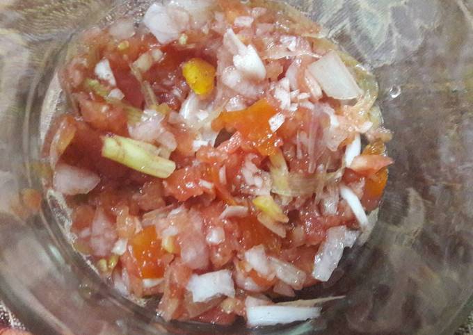 Hare pyaz aur tamatar ki chutney / spring onion and tomato chutney