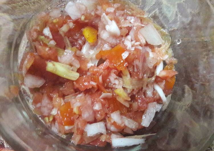 Recipe of Award-winning Hare pyaz aur tamatar ki chutney / spring onion and tomato chutney