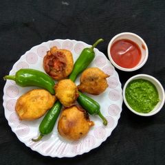 ટામેટા ના ભજીયા A picture of ટામેટા ના ભજીયા.
