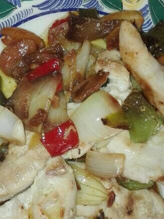 Una foto de Solomillos de pollo con verduras y almendras