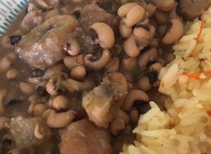 Una foto de Frijol guisado con guineo verde