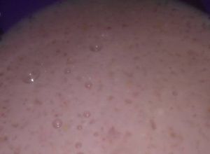 Una foto de Frappé fresa y guineos
