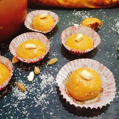 A picture of Besan ladoo.