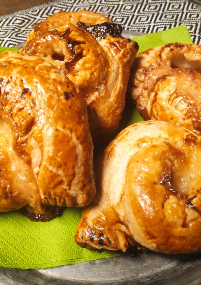 Una foto de Caracolas hojaldradas de crema de almendra
