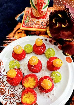 नारियल लड्डू थ्री लेयर वाले (nariyal ladoo three layer wale recipe in Hindi) रेसिपी मुख्य फोटो