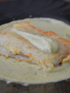 Una foto de Pencas rellenas con salsa de pimiento verde