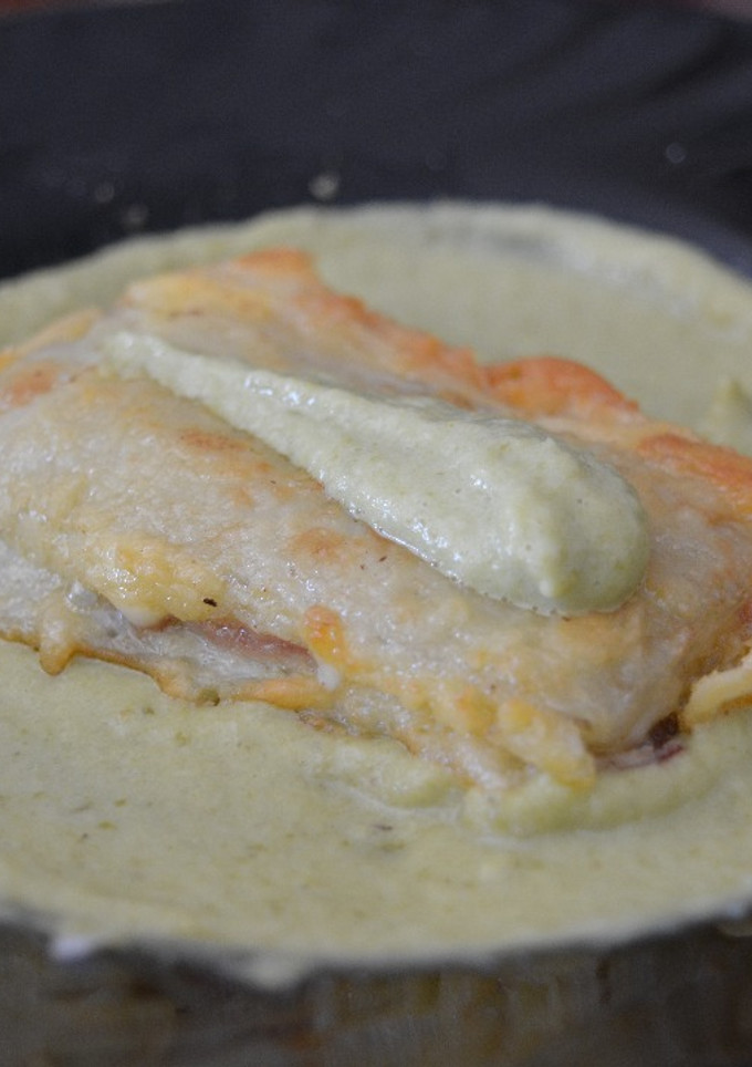 Una foto de Pencas rellenas con salsa de pimiento verde