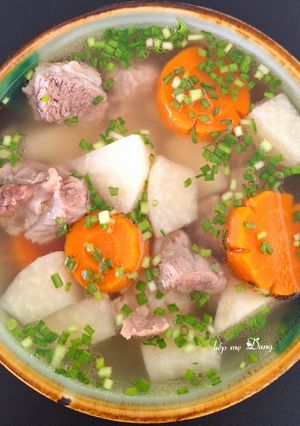 Hình của món Canh củ sắn (củ đậu) sườn non.