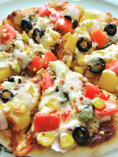 चीजी पैन पिज़्ज़ा (Cheesy pan pizza recipe in Hindi) रेसिपी मुख्य फोटो