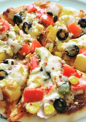 चीजी पैन पिज़्ज़ा (Cheesy pan pizza recipe in Hindi) रेसिपी मुख्य फोटो