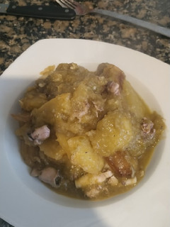 Una foto de Calamares con patatas en salsa