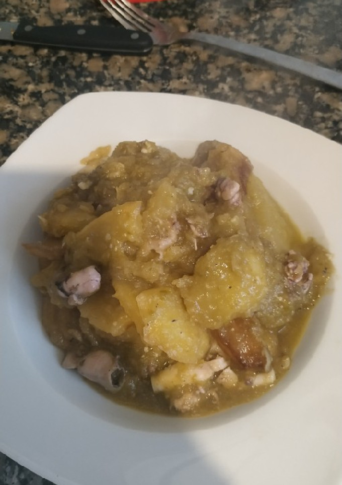 Una foto de Calamares con patatas en salsa