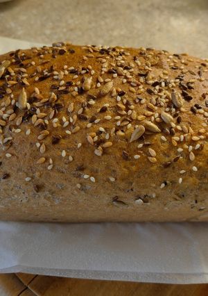 Teljes kiőrlésű magvas kenyér recept fotója
