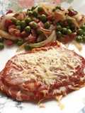 Cinta de lomo adobada, en airfryer, con guarnición de guisantes con jamón