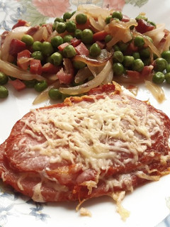 Una foto de Cinta de lomo adobada, en airfryer, con guarnición de guisantes con jamón