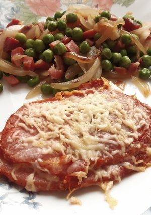 Una foto de Cinta de lomo adobada, en airfryer, con guarnición de guisantes con jamón