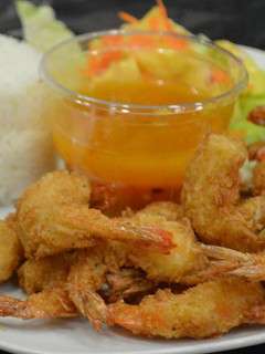 Una foto de Camarones en coco
