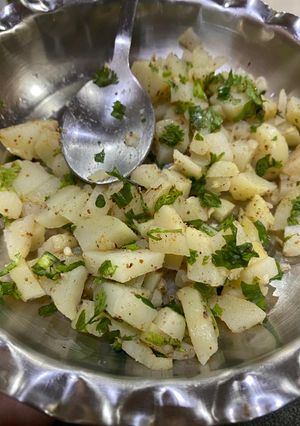 आलू कट्टा (aloo katta recipe in Hindi) रेसिपी मुख्य फोटो