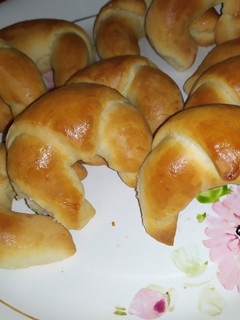 Una foto de Medialunas de manteca 🥐🥐🥐 Dulces receta fácil 👩🏼🍳