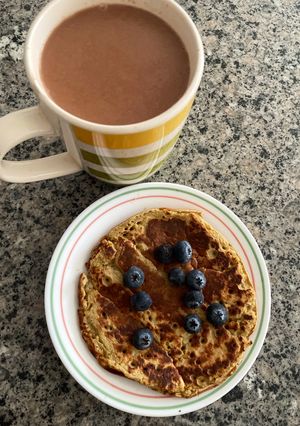 Una foto de Pancakes 🥞 de avena y banano con arándanos
