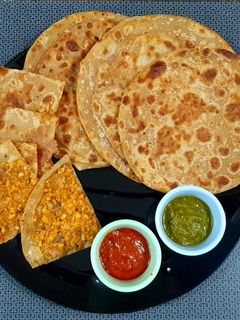 પનીર ભુરજી સ્ટફ પરાઠા (Paneer Bhurji Stuffed Paratha Recipe In Gujarati) રેસીપી મુખ્ય ફોટો