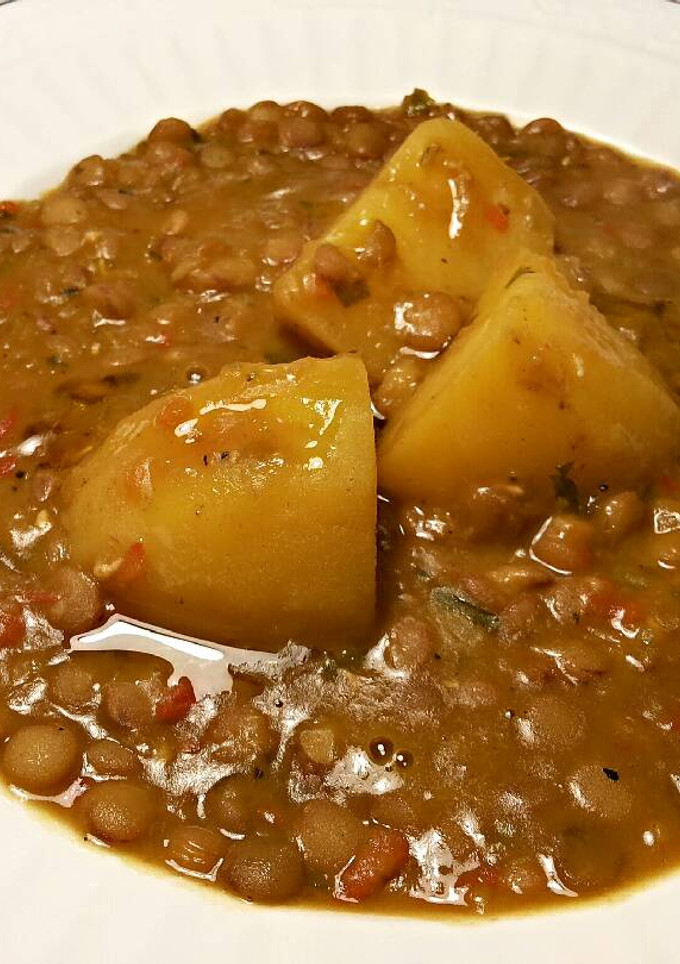 Una foto de Lentejas castellanas especiadas, con patatas
