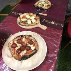 A picture of Napolitana pizza.
