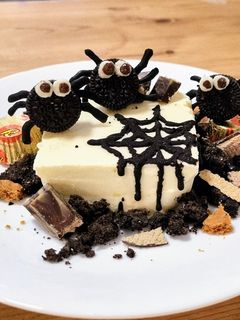 รูปของ โอริโอ้ชีสเค้กแมงมุมฮัลโลวีนจากขนมในบ้าน ไม่ใช้เตาอบ 🎃🕷️