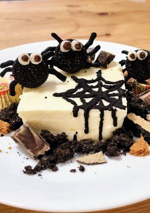 รูปของ โอริโอ้ชีสเค้กแมงมุมฮัลโลวีนจากขนมในบ้าน ไม่ใช้เตาอบ 🎃🕷️