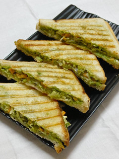 વેજ મેયો ગ્રીલ સેન્ડવીચ (Veg Mayo Grill Sandwich Recipe In Gujarati) રેસીપી મુખ્ય ફોટો