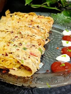 চীজি ম্যাগি অমলেট (cheesy Maggi omelette recipe in Bengali) রেসিপির প্রধান ছবি