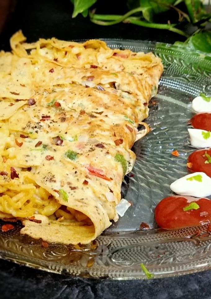 চীজি ম্যাগি অমলেট (cheesy Maggi omelette recipe in Bengali) রেসিপির প্রধান ছবি