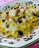 Farfalle de limón y cúrcuma en salsa de chocolate blanco y frutos secos